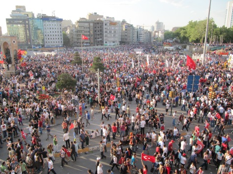 La place Taksim, noire de monde le 1er juin 2013